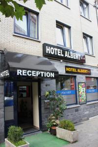 un panneau signalant l'hôtel à l'avant d'un bâtiment dans l'établissement Albert Hotel, à Bruxelles