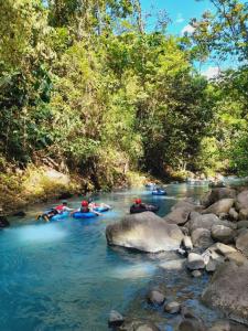 un groupe de personnes fait du rafting sur une rivière dans l'établissement Onca Tours & Treehouses, à San Rafael