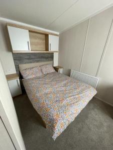 Postel nebo postele na pokoji v ubytování Caravan for hire Havens holiday park Great Yarmouth Norfolk