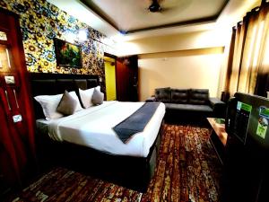 Ένα ή περισσότερα κρεβάτια σε δωμάτιο στο HOTEL TULSI ROOFTOP - Near Prem Mandir Vrindavan