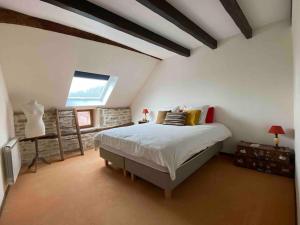 sypialnia z dużym łóżkiem na poddaszu w obiekcie La Felicità w mieście Dissangis