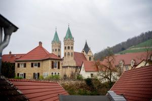 um antigo castelo com torres e telhados de edifícios em Pension Zur Neuenburg em Freyburg