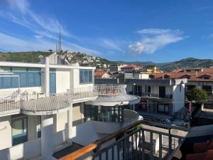 einen Blick vom Balkon eines Gebäudes in der Unterkunft Annabella’s home in Agropoli