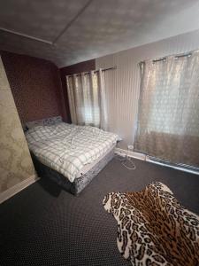 a room with a bed and a leopard print rug at CASA DE MUNCA in Hunslet