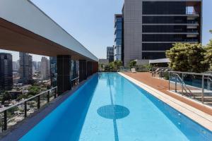 une piscine sur le toit d'un immeuble dans l'établissement FL Residence, à São Paulo