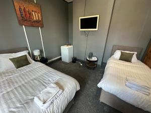 A bed or beds in a room at Manchester Stay Hotel - Free Parking