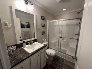 een badkamer met douche, wastafel en toilet bij Lake Life in Huddleston +34 foto's