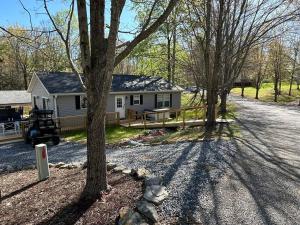een huis met een hek voor een oprit bij Lake Life in Huddleston