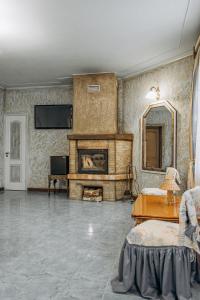 uma sala de estar com lareira e espelho em Отель Вышеград em Vyshhorod