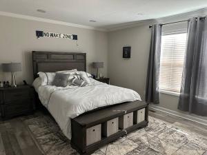 een slaapkamer met een bed met een bordje 'geen afvalzone' aan de muur bij Lake Life in Huddleston