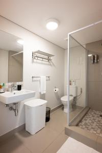 uma casa de banho com um lavatório e um WC em The Millennial Prime Umhlanga em Durban