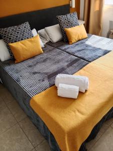 dwa białe ręczniki siedzące na łóżku w obiekcie Apartamentos El Velero w mieście Torremolinos