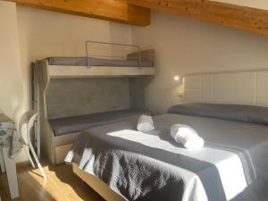 1 Schlafzimmer mit 2 Etagenbetten und weißen Kissen in der Unterkunft Annabella’s home in Agropoli