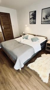 Łóżko lub łóżka w pokoju w obiekcie Olimpijska pokoje