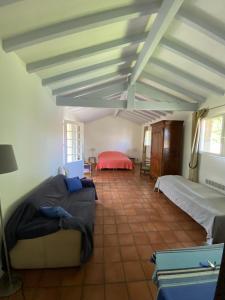 een woonkamer met 2 bedden en een bank bij Calicho in Urrugne