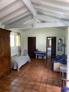 een woonkamer met een bed en een tafel bij Calicho in Urrugne