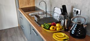 eine Küchentheke mit einer Obstschale darauf in der Unterkunft Adriaticoast Holiday Apartments- Blue Horizon in Drage