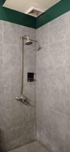 łazienka z prysznicem z głowicą prysznicową w obiekcie Five Mounts Hotel And Restaurant w mieście Multan