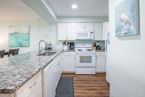 Η κουζίνα ή μικρή κουζίνα στο Oceanfront Condo with 3+ Pools - Ocean Dunes 2105