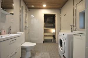 Ένα μπάνιο στο Forenom Serviced Apartments Kuopio +34 φωτογραφίες