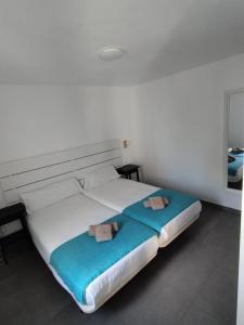 コラレホにあるAlisios Playaのベッドルーム1室(大型ベッド1台、タオル2枚付)