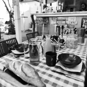 un tavolo con una tovaglia a scacchi e un piatto di cibo di HOULALA Gîte & Chambres d'hôtes a Pont-Évêque