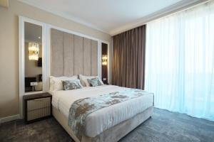 Postel nebo postele na pokoji v ubytování Panoramic Mamaia Hotel + 77 fotografií