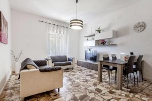 salon ze stołem i jadalnią w obiekcie Lovely Piazza Santa Maria Apartment w mieście Sassari