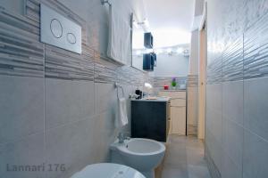 een badkamer met een wit toilet en een wastafel bij Lannari 176 Casa vacanze Bagheria in Bagheria