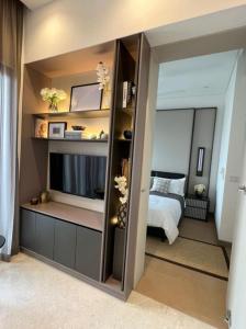 1 dormitorio con cama y espejo grande en Bunga Raya Lucentia Residence BBCC, en Kuala Lumpur