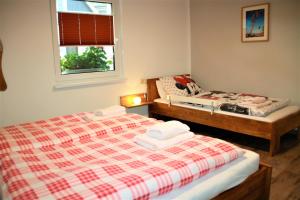 Una cama o camas en una habitación de FeWo Weststrand - Heuser Prerow