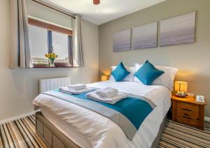 1 dormitorio con 1 cama grande y toallas. en Lantic Star en St Merryn