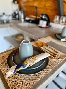 una mesa con una taza y un cuchillo en un plato en Rancho Navarro en Pôrto de Pedras