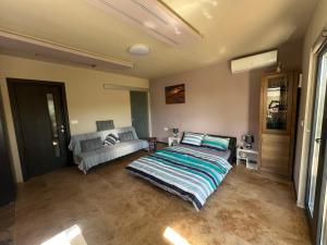 - une chambre avec un lit et un canapé dans l'établissement Cabana Maya, à Corbu