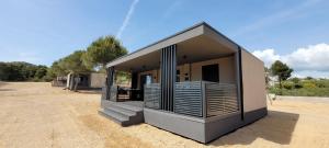 ein kleines Haus mitten auf einem Feld in der Unterkunft Adriaticoast Holiday Apartments- Blue Horizon in Drage