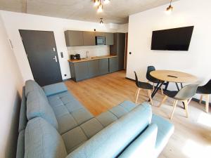 Kuchyň nebo kuchyňský kout v ubytování APARTAMENTY PIASKOWE BŁĘKITNA