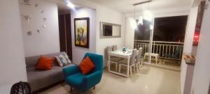 sala de estar con sofá, mesa y balcón en Apto cómodo, confortable para descansar y Disfrutar en Cartagena de Indias
