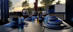 einen Tisch mit Gläsern Wein und Essen drauf in der Unterkunft Adriaticoast Holiday Apartments- Blue Horizon in Drage