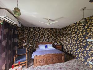 um quarto com uma cama e uma cadeira em The Citadel em Srinagar