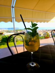 una bebida en un vaso sentado en una mesa en La Dolce Dimora, en Praia a Mare