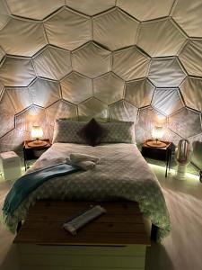Giường trong phòng chung tại Deerstone Glamping-Boulsworth Hill Dome Hot tub
