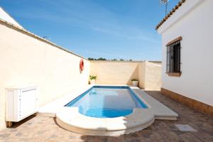 een zwembad op de binnenplaats van een huis bij Casa Juan Solo Familias in Cádiz