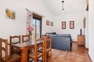 een woonkamer met een tafel en een bank bij Casa Juan Solo Familias in Cádiz