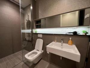 y baño con lavabo, aseo y espejo. en Bunga Raya Lucentia Residence BBCC, en Kuala Lumpur
