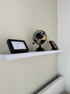 a white shelf with a globe on top of it at Appartamento 2 poggioli in Cremona