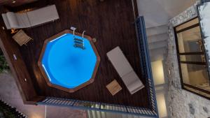 uma vista superior de uma piscina num quarto de hotel em Villa Charaso Giorgio - private pool by Estia em Kharasón