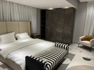 Una cama o camas en una habitación de Locus Avenue