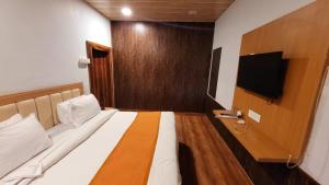 Кровать или кровати в номере Swastik Resort Vrindavan