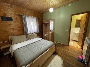 - une chambre avec un lit dans une pièce en bois dans l'établissement 'Gurra Family' Guesthouse, à Theth