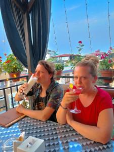 Drankjes bij Yog Hostel- Rooftop Yoga & Backpacker Social Stay in Thamel, Kathamndu